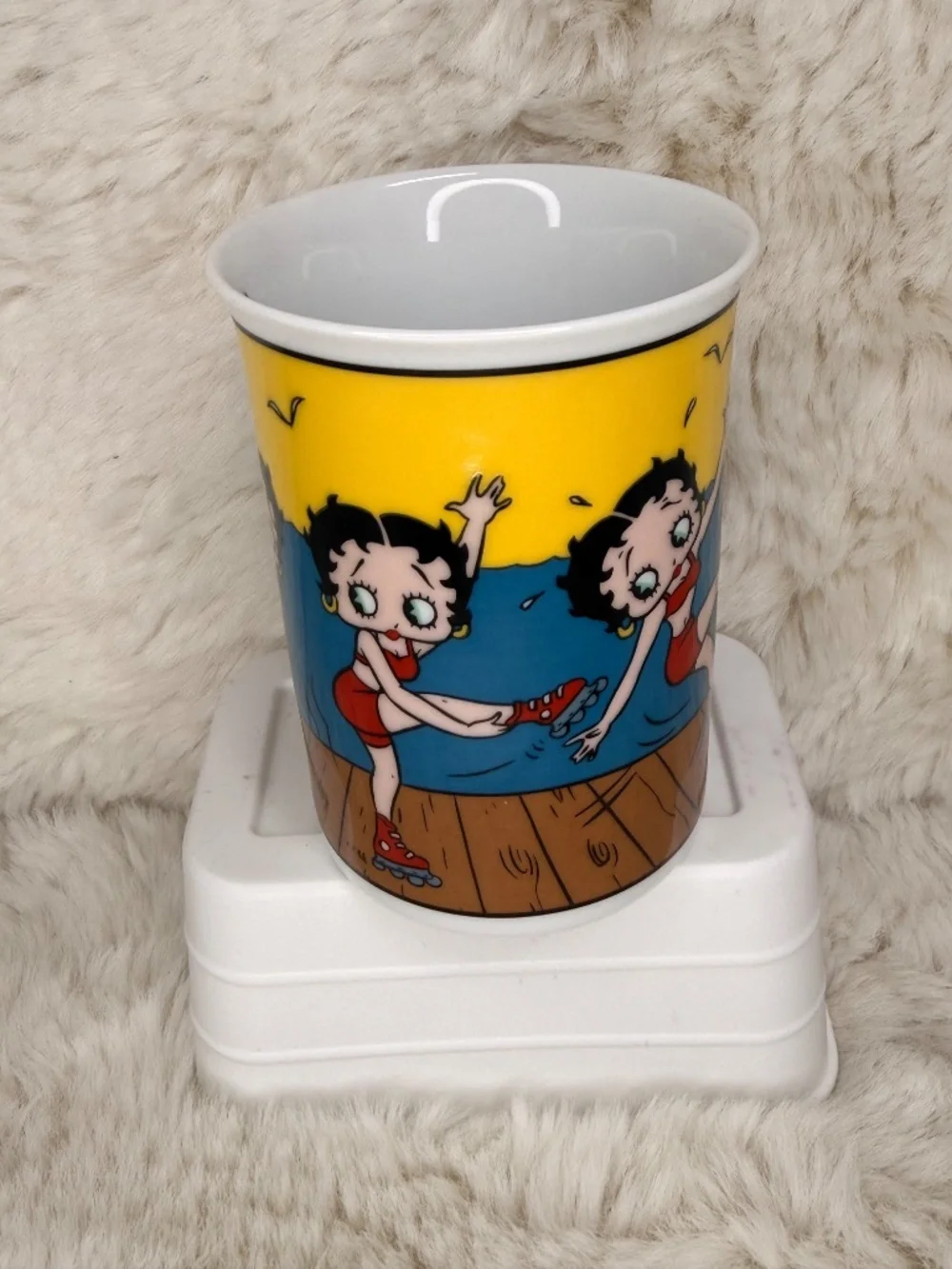 Vintage Betty Boop Roller Skate Coffee Mug Sailboat Boardwalk Cartoon Cup